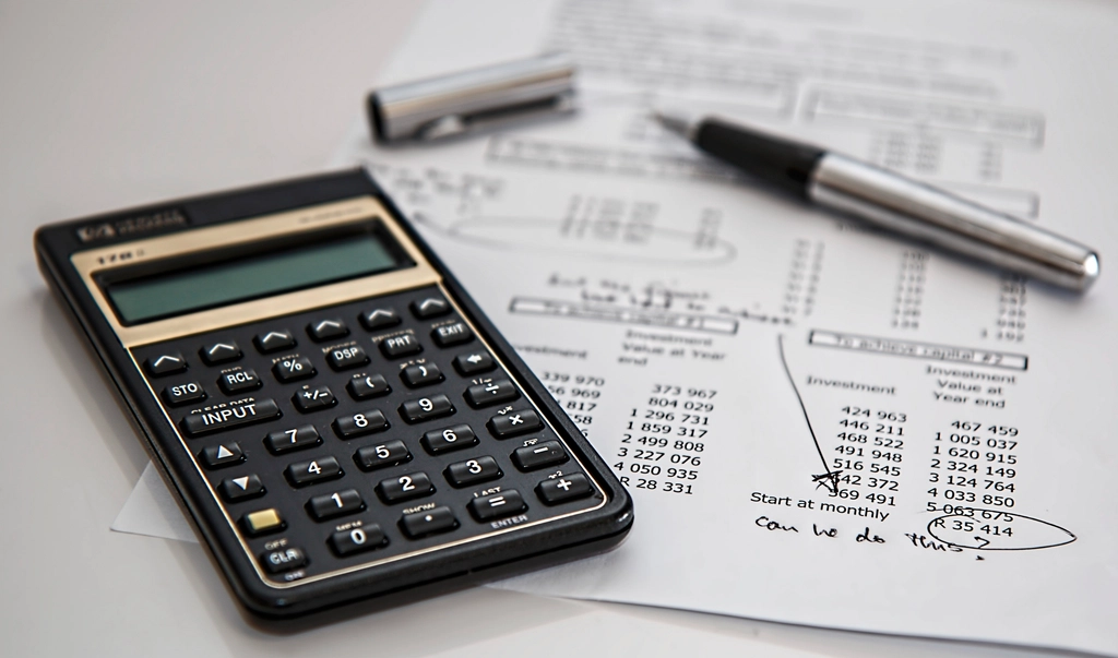 Bureau de travail avec calculatrice et documents, pour la planification d'une stratégie